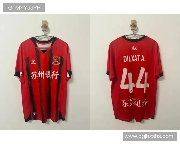 以足球巨星战袍图案为灵感展现激情与荣耀的全新时尚风潮 以足球巨星战袍图案为灵感展现激情与荣耀的全新时尚风潮