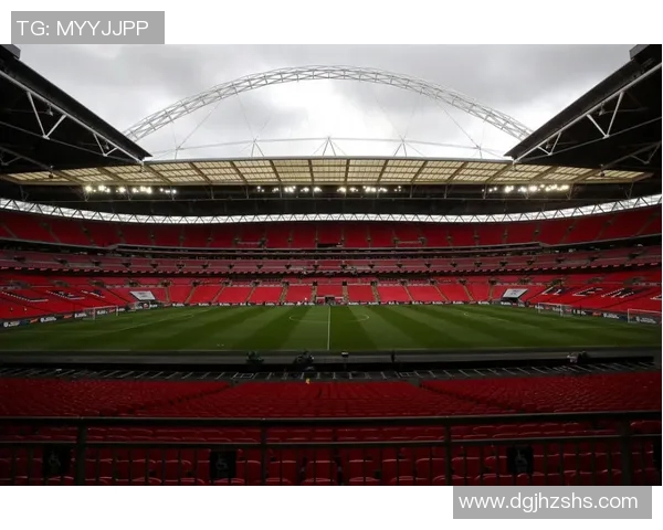 欧洲足球巨星群像展示球场辉煌与荣耀瞬间